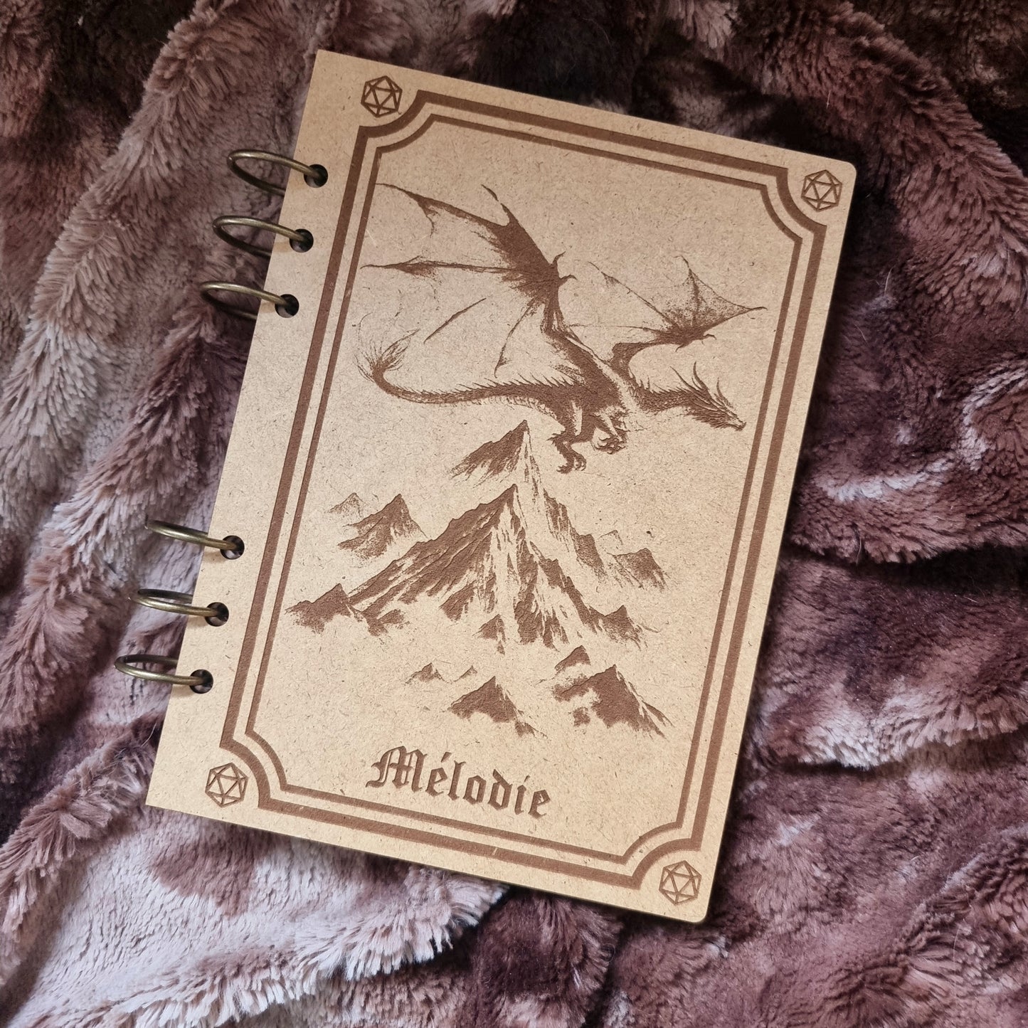Carnet en bois Dragon sur les montagnes Personnalisable
