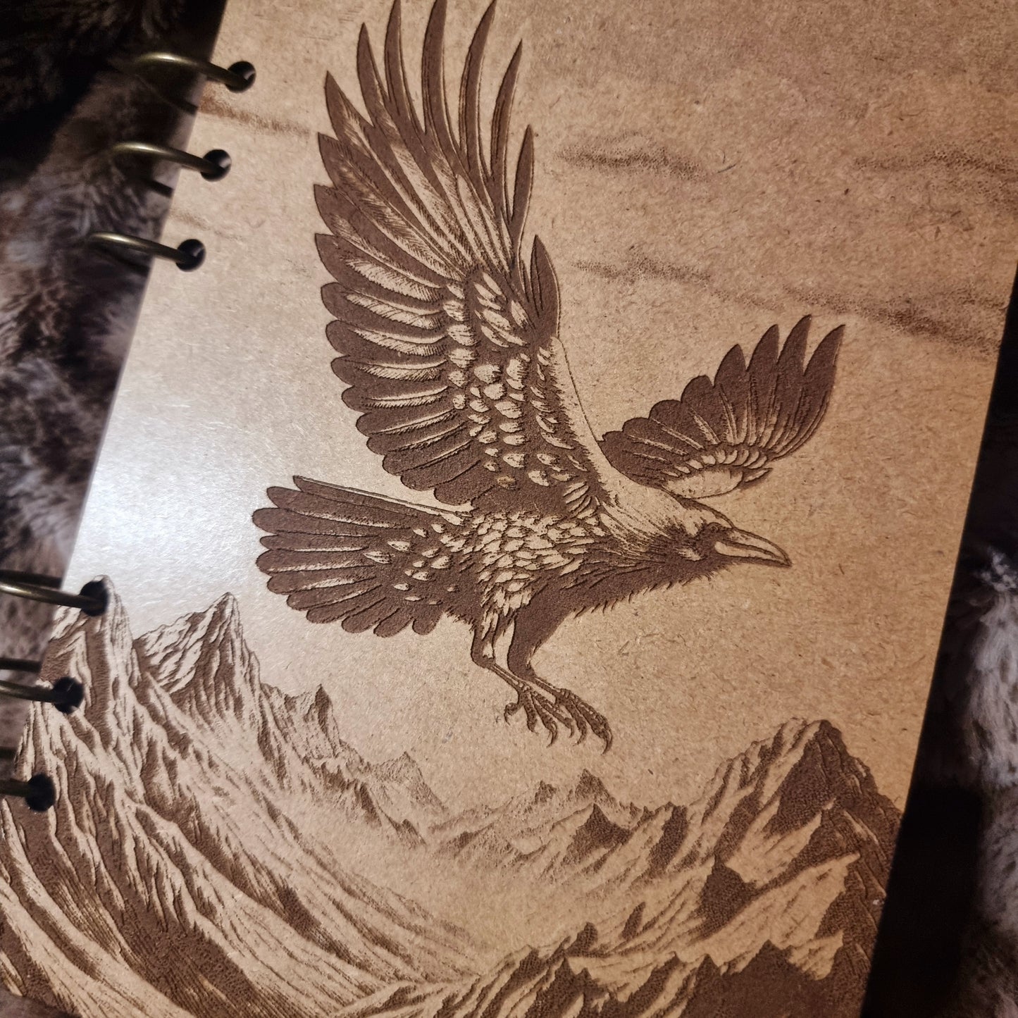Carnet en bois Corbeau sur les montagnes